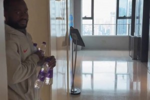 语言通了！阿奇姆彭被人吓了一跳后原地大喊：WCNMLGB🤣