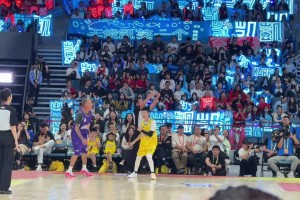 🤣说好的对手，你却轻轻拉起我的手✋～