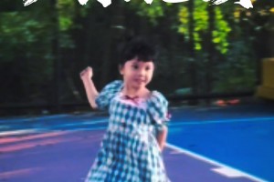 拖鞋小妹妹抢断一条龙上篮，这球感能否胜过99%吧友？🤔🤔