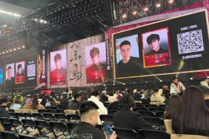 敢袭击圆神😡！安东尼庆祝时遭球迷扔水瓶