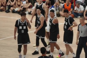 还是熟悉的周队！周鹏场上因对手小动作直接一拳干翻对手~