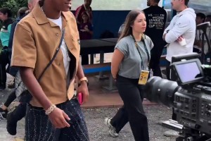 俩老头真可爱~双红会的看台上弗格森请达格利什吃零食😂