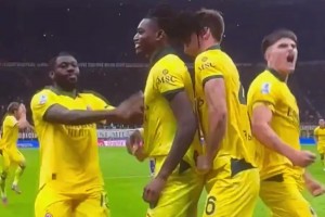 老小孩😀弗格森爵士和达格利什爵士在分享零食