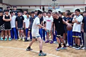 杨瀚森：考驾照的时候遇到有人在马路中间遛狗，我怕被扣分，不敢按喇叭！