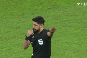 闹麻了！网友整活：国安化身“鸡排哥”迎接最后几轮的对手😅