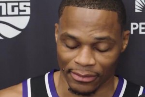 亚马尔在直播时突然抱起女友晃来晃去，女友赶紧阻止亚马尔😅