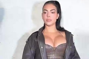 C罗老婆乔治娜穿皮裤现身时尚展会，这身穿搭看着好夸张啊😍