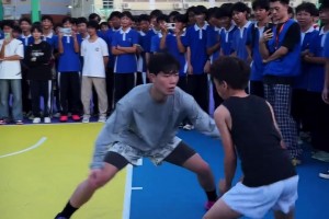 大老师看到姆贝莫进球后整个人都笑坏了，马奎尔进球后差点哭出来