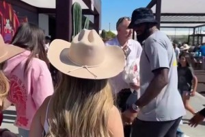 “比卢普斯在开拓者训练结束后祝贺卡马拉、夏普完成续约”