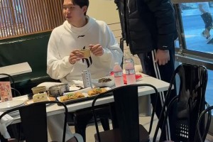 杨瀚森师徒见面很温馨啊！杨瀚森的发型只有刘教练可以说他了🤣