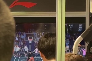 现场人气爆棚🔥瀚森与球迷2K单挑，用马卢阿奇血帽+隔扣自己