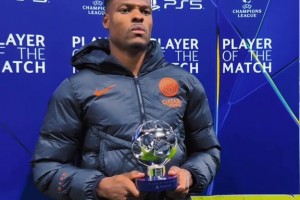 不高兴上线🤭！赛后邓弗里斯领取单场MVP时也没个笑脸