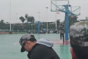 静雨：杜兰特今天到最后频繁失误打铁 表现一败涂地甚至成为累赘