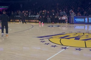 这球感是真无敌！东契奇赛前玩后场超远三分，直接空心入网🤯