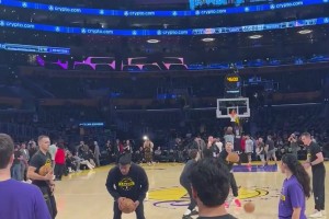 八村热身时 身后东契奇飚超远logo shot刚好记者拍下