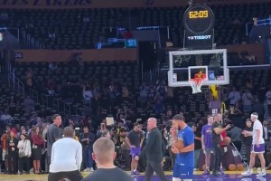 一旁斯呆芬都看呆了🤣艾顿赛前热身 竟然用端尿盆投半场三分…