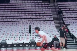 常规赛首秀上脚中国红战靴！杨瀚森热身练习正面突破上篮