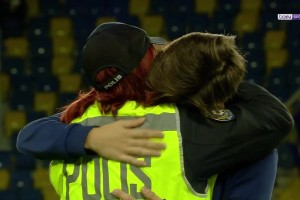 赛前居莱尔和当警察的姑姑亲切拥抱