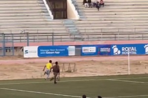 你是真勇啊！安保手持AK追击冲场球迷😂