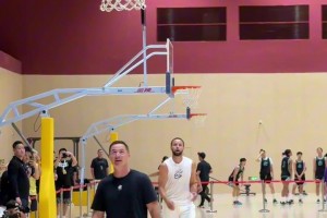 欧文亲自指导新秀弗拉格投篮，这画面太有爱了吧！