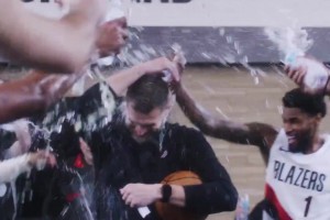 一扫阴霾！开拓者全员泼水庆祝斯普利特首胜😆小杨泼得很开心啊