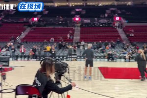 金州拉文！😂库里赛前热身秀了一记扣篮，引得现场球迷欢呼