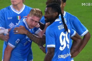 伤情很不妙！德布劳内点射时受伤，直接被队医搀扶下场