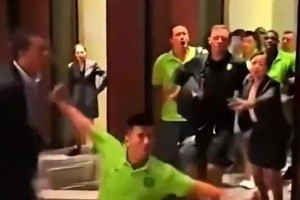 球迷AI视频恶搞电梯战神王刚🤣