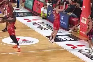 卧槽！麦基在澳洲NBL直接化身奥尼尔啊，在内线无情碾压隔扣🙊