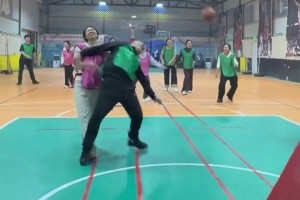 野球场小姐姐直接抱摔大哥，这真的不是AI生成的吗😱😱😱