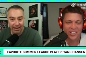 外网博主：现场看杨瀚森打球，其他9个人都在前场了，他还自己在后场慢吞吞的