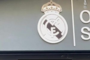 阿尔沙文穿着巴萨球衣去了皇马球衣官方商店👀