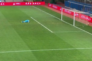 😂是演还是确实菜？国内门将离谱失误丢球时刻！我要笑出泪了！