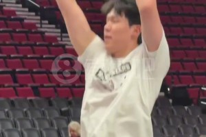 相当努力！杨瀚森三分训练，练得不停连喘粗气！