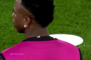 完虐！当年维尼修斯单挑利物浦后防线，这才是巴西超新星的实力！